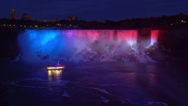 Wodospad American Falls oświetlony kolorowymi światłami w nocy, wodospad Niagara, Ontario, Kanada — Wideo stockowe