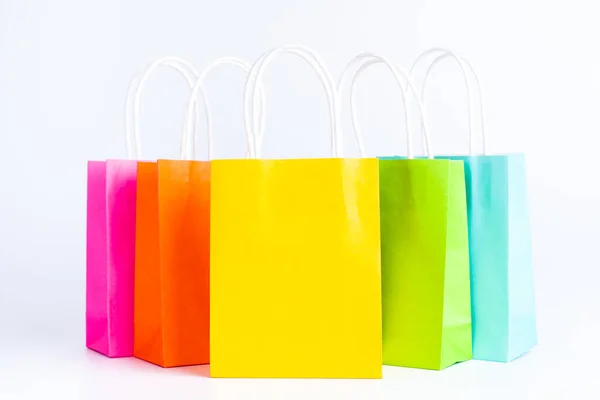 Sacos de compras coloridos em pé em uma fileira — Fotografia de Stock
