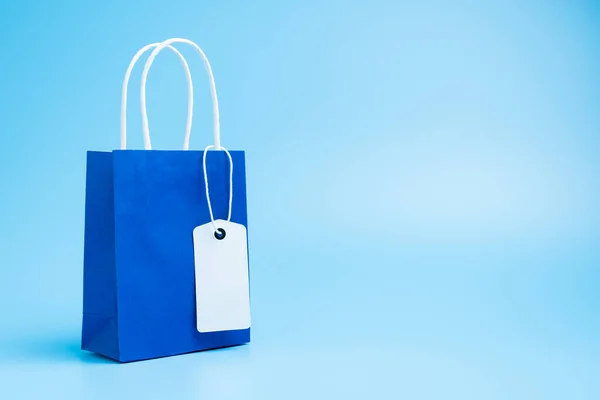 Blue shopping or gift bag isolated on blue background — Stockfoto