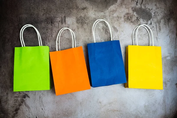 Cuatro bolsas de compras de colores en una fila —  Fotos de Stock