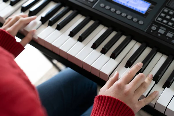 Liten flicka hand spelar piano tangentbord — Stockfoto