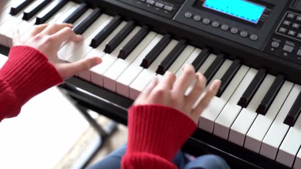 Menina mão tocando teclado de piano — Vídeo de Stock