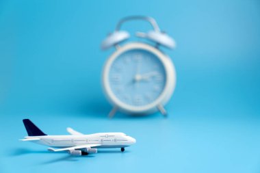 Çalar saati olan uçak modeli.