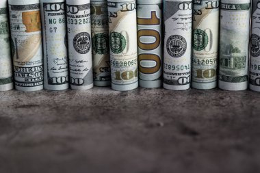 Amerikan dolarları rulo şeklinde.