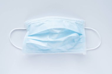 Kauçuk kulaklıklı tipik 3 katlı cerrahi maske..