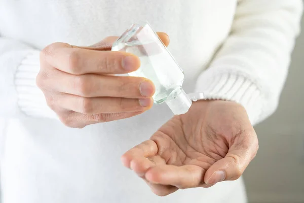 Eller el dezenfektanı kullanma — Stok fotoğraf