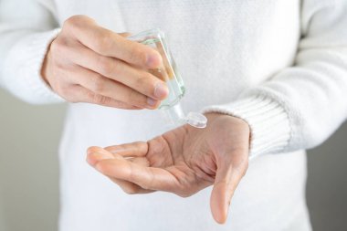 eller el dezenfektanı kullanma