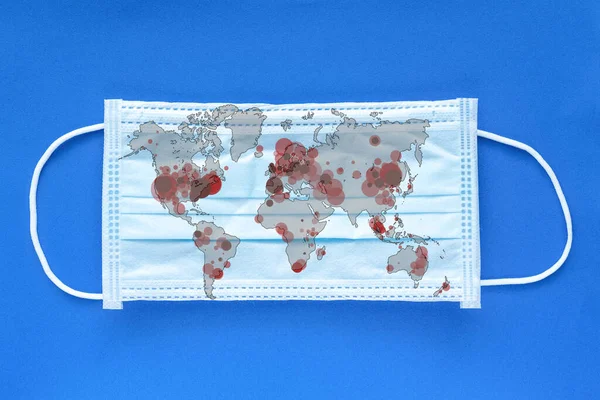 Weltkarte mit Coronavirus infizierten Ländern auf Gesichtsmaske — Stockfoto