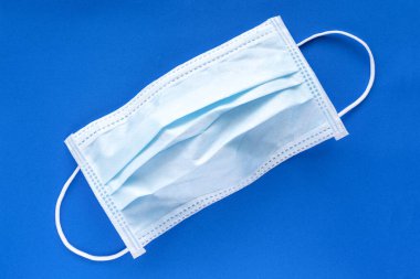 Kauçuk kulaklıklı tipik 3 katlı cerrahi maske..