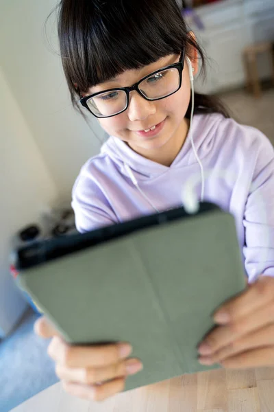 Adolescente femenina usando tableta digital para chat en vivo —  Fotos de Stock