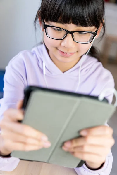 Adolescente femenina usando tableta digital para chat en vivo — Foto de Stock