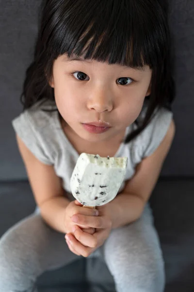 Tatlı Bebek Dondurma Yiyen Kız — Stok fotoğraf