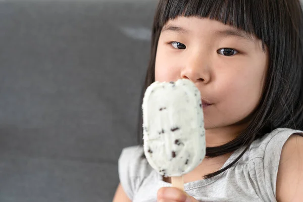 かわいい幼児の女の子はアイスクリームを食べる — ストック写真