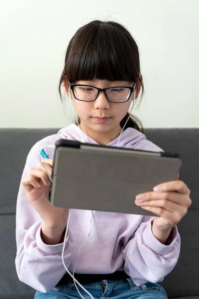 Adolescente femenina usando tableta digital — Foto de Stock