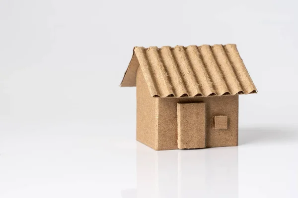 Modèle de maison en carton isolé fond blanc — Photo