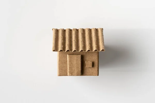 Модель картонного дома на белом фоне — стоковое фото