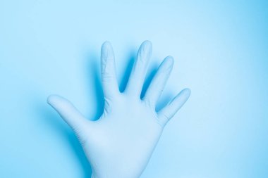 Tıbbi lateks eldivenli erkek avucu