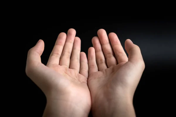 Zwei Hände mit erhobenen Handflächen — Stockfoto