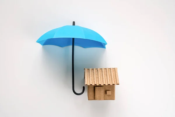 Dom pod niebieskim parasolem — Zdjęcie stockowe