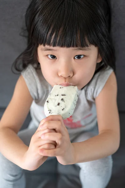 Mignon tout-petit fille manger de la crème glacée — Photo