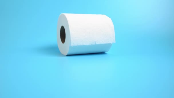 Hand weg te nemen laatste wc-papier roll — Stockvideo