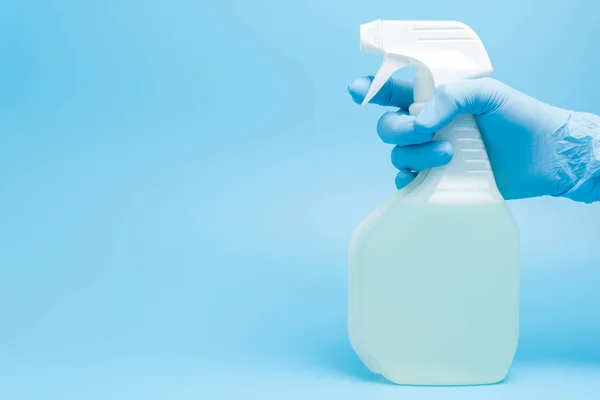 Hand in hand houdt desinfecterende spray vast — Stockfoto