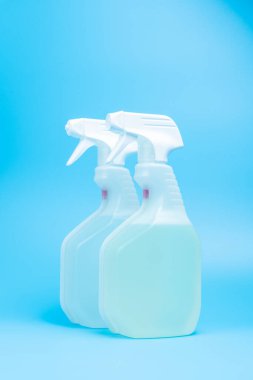 İki şişe dezenfektan spreyi.