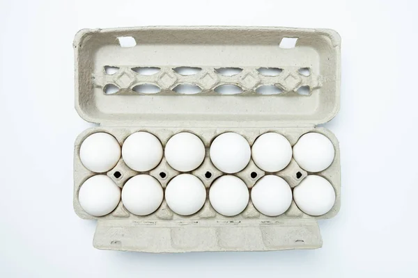 Doze ovos em uma embalagem de cartão vista superior — Fotografia de Stock