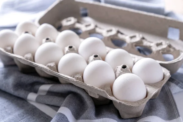 Doze ovos em uma embalagem de cartão — Fotografia de Stock