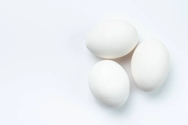 Drei weiße Hühnereier — Stockfoto