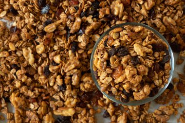 Yulaflı tahıl gevreği, kabak çekirdeği, ceviz ve kuru üzüm.