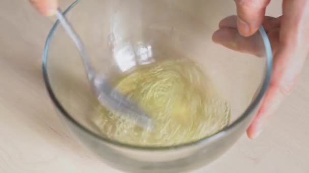 Beaten egg whites in a glass bowl — Stock Video