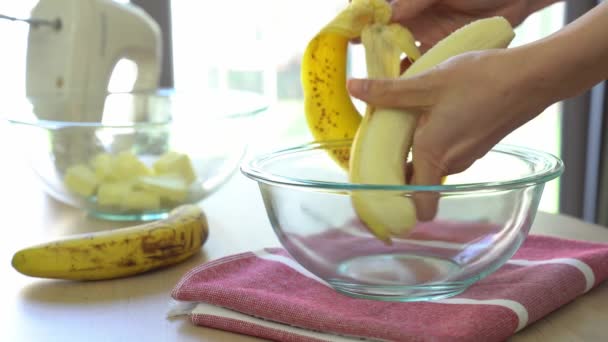 Χέρι σπάει μπανάνες σε μπολ — Αρχείο Βίντεο