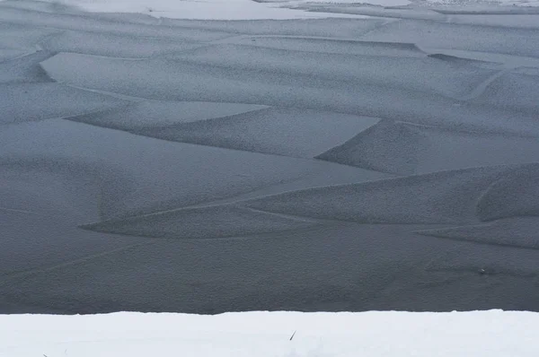 Nehir üzerinde buz. — Stok fotoğraf