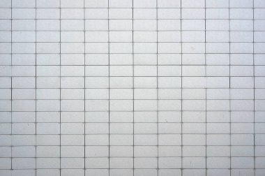 Karşılıklı panellerle kaplı duvar. 