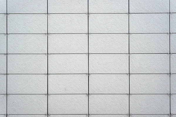 Muur bedekt met tegenoverliggende panelen. Bouwkundige achtergrond. — Stockfoto