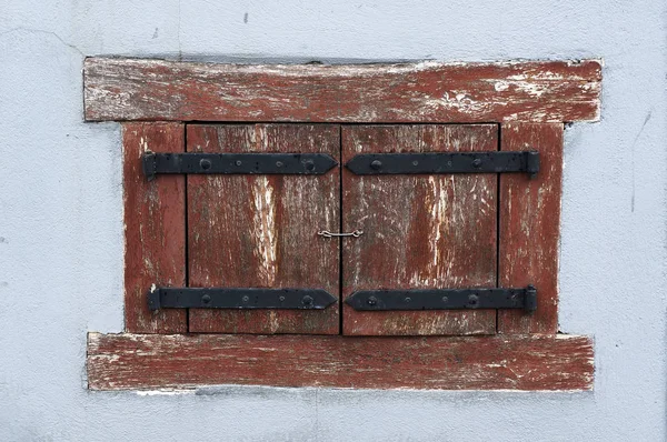 Ancienne fenêtre avec volets en bois . — Photo