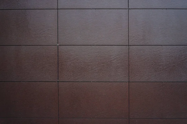 Bruin muur geconfronteerd met panelen textuur. — Stockfoto