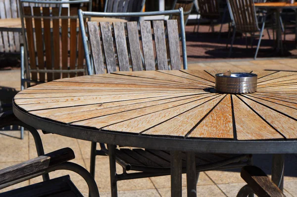 Дерев'яний стіл і стільці в пляжному кафе . — стокове фото