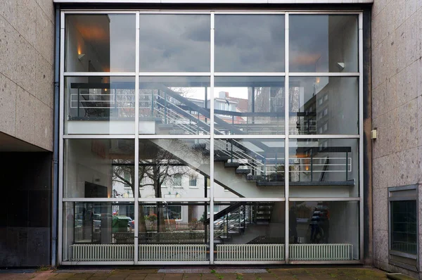 Застекленная лестница современного здания . — стоковое фото