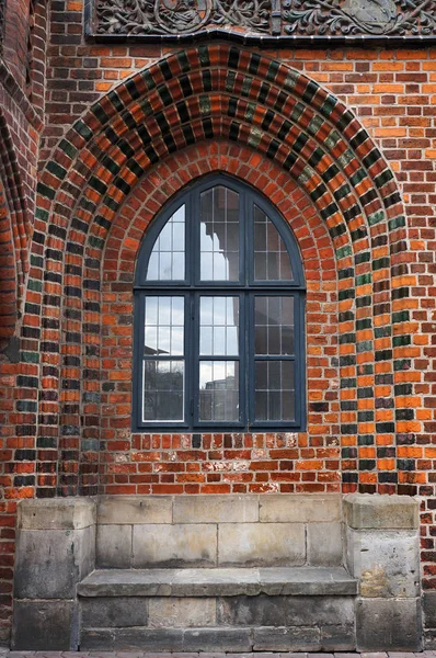 Okno v cihlové zdi Staré radnice v Hannoveru, Německo. — Stock fotografie