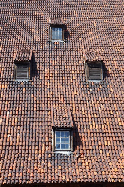 Středověké střechou s vikýři v Gdaňsku, Polsko. — Stock fotografie