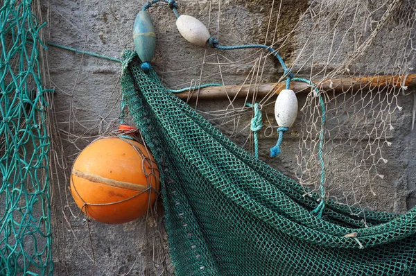 Fiske netto hängande på en vägg. — Stockfoto