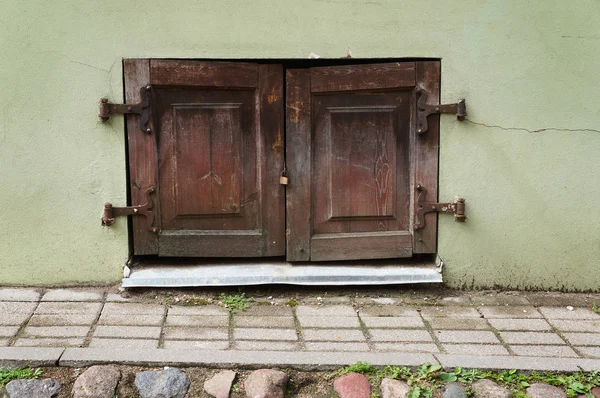 Starożytne okna z drewnianymi okiennicami. — Zdjęcie stockowe