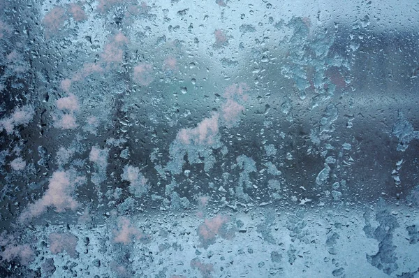 Frusna droppar och snö på frostat glas. — Stockfoto