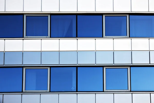 Vägg och fönster i modern byggnad. — Stockfoto