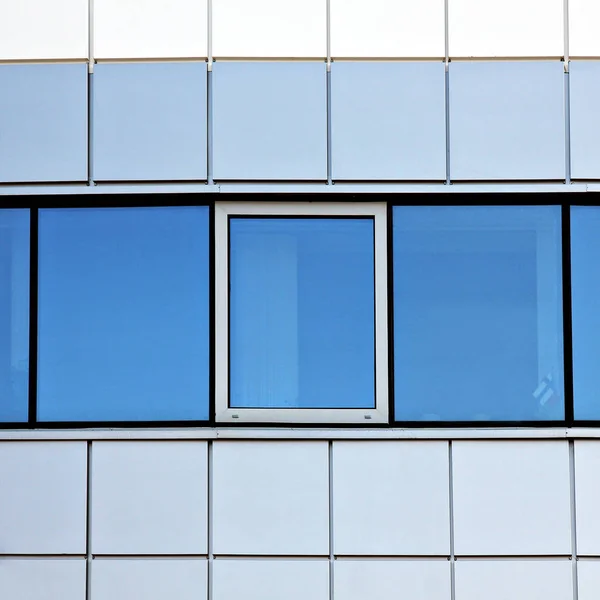 Pared y ventanas de edificio moderno . —  Fotos de Stock