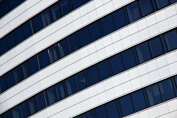 Wand und Fenster des modernen Gebäudes. — Stockfoto