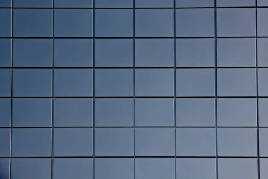 Modern bina duvar panelleri karşı karşıya.