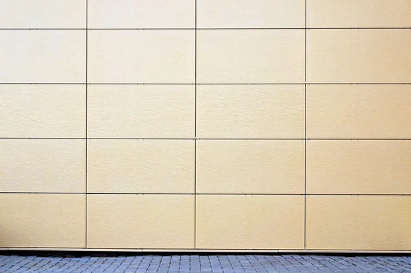 Geconfronteerd met panelen op de muur van een modern gebouw. — Stockfoto